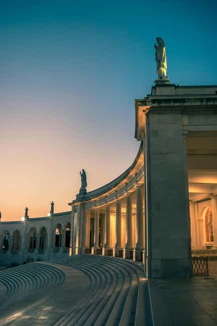 Lisbon: Sanctuary Fátima & Little Shepperd Town Guide Tour - Basilica of Our Lady of the Rosary: tombs, frescoes, and the quiet power of scale