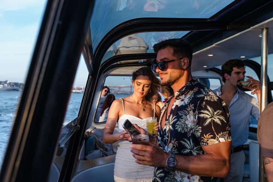 Lisbon – Sangria Social Premium Boat Experience - DJ SoTiago, music volume, and the kind of atmosphere you should expect