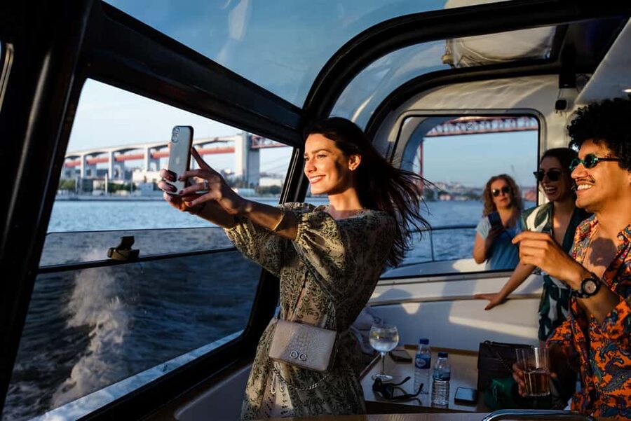 Lisbon – Sangria Social Premium Boat Experience - Meeting point, group size, and how to arrive without stress