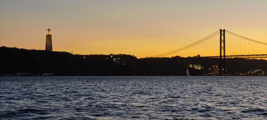 Lisbon: Scenic Day & Sunset Boat Tour with a Drink - When to go and what to bring so sunset doesn’t become a chore