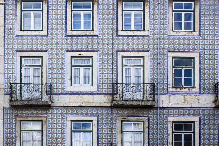 Lisbon: See Lisbon Like a Local on a Private Walking Tour - Praça do Comércio: the harbor reveal and the Cais das Colunas detail