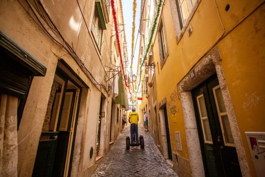 Lisbon: Segway Medieval Tour of Alfama and Mouraria - Alfama: Sé de Lisboa, Narrow Lanes, and Portas do Sol Views