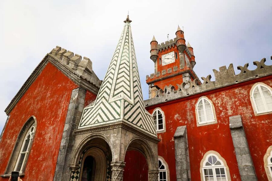 Lisbon: Sintra, Pena Palace, Belém Tour + sunset Boat Cruise - Getting there from Av. da Liberdade: small-group comfort and real meeting-point clarity