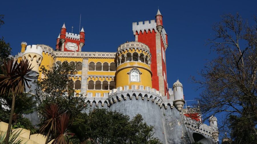 Lisbon: Sintra, Pena Palace, Cabo Roca Coast & Cascais Tour - What to pack and how to handle Sintra weather