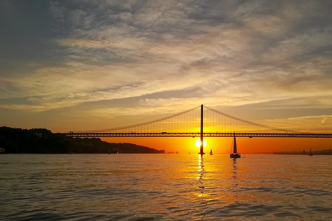 Lisbon Small Group 2h Sunset Sailing- Live Commentary & a Drink - Live Commentary in English: Getting More Than Just Pretty Sights