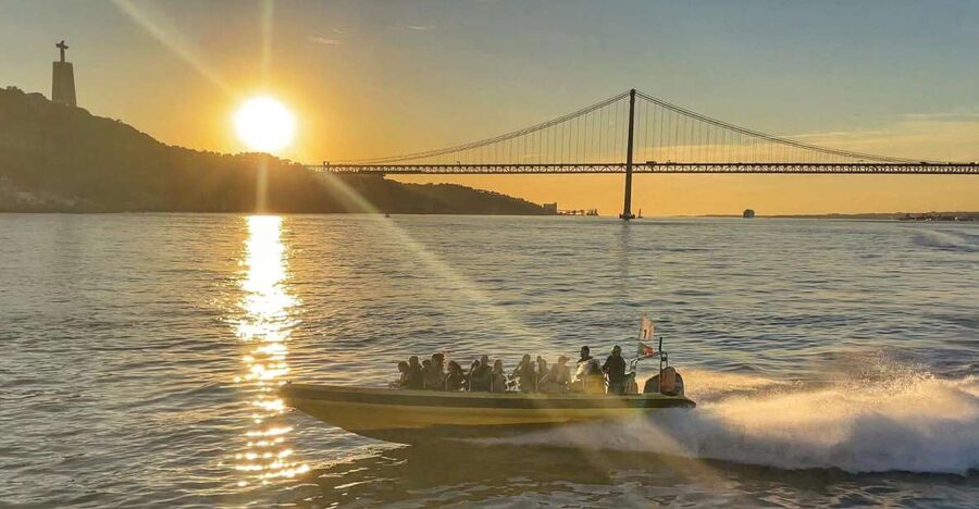 Lisbon Speedboat Sunset with Monuments Sightseeing - A 1-Hour Sunset Speedboat Plan on the Tagus