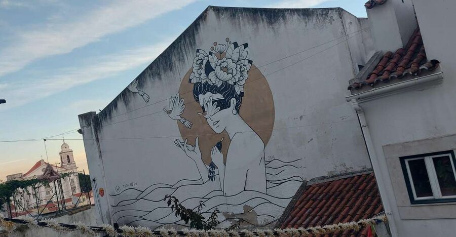 Lisbon Street Art Lovers Walk - The #whatsuplisboa card: deals and local momentum after the tour