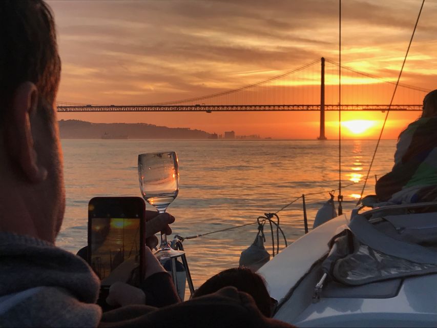 Lisbon: Sunset and Wine Luxury Catamaran Cruise - Getting to Alcântara and finding the right office