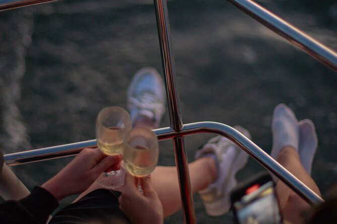 Lisbon Sunset Boat Cruise Tour With Drinks Included - Drinks, snacks, and blankets: the comfort that turns a cruise into a plan