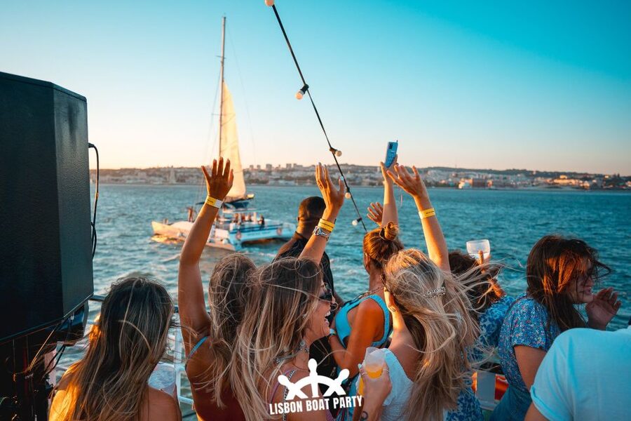 Lisbon: Sunset Boat Party with 2 Drinks and Free Club Entry - 7:00 to 11:00 DJ time: music genres and what to expect onboard