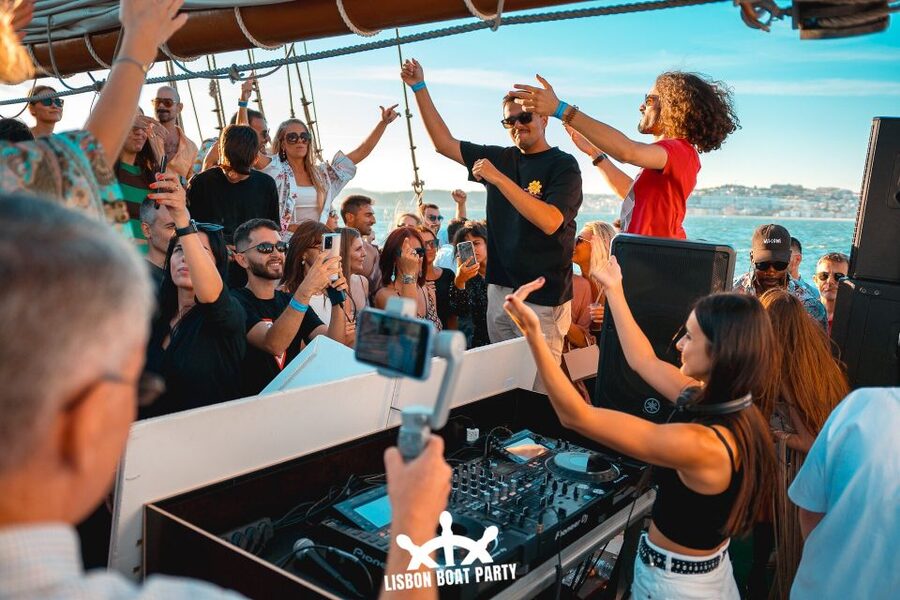 Lisbon: Sunset Boat Party with 2 Drinks and Free Club Entry - The onboard experience: comfort, crowding, and timing