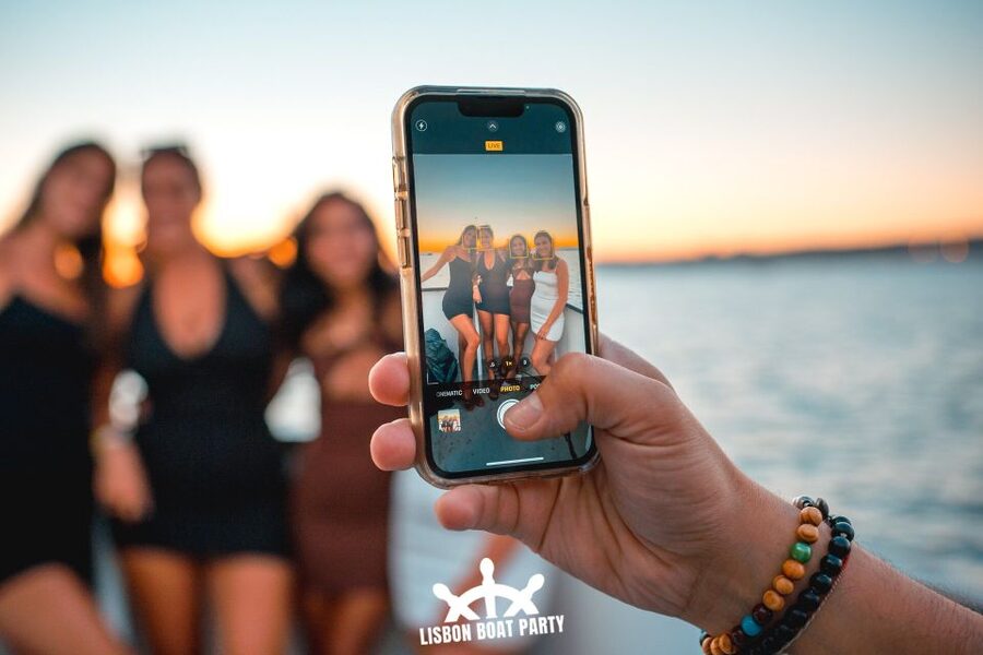 Lisbon: Sunset Boat Party with 2 Drinks and Free Club Entry - Drinks and snacks: how to plan your budget