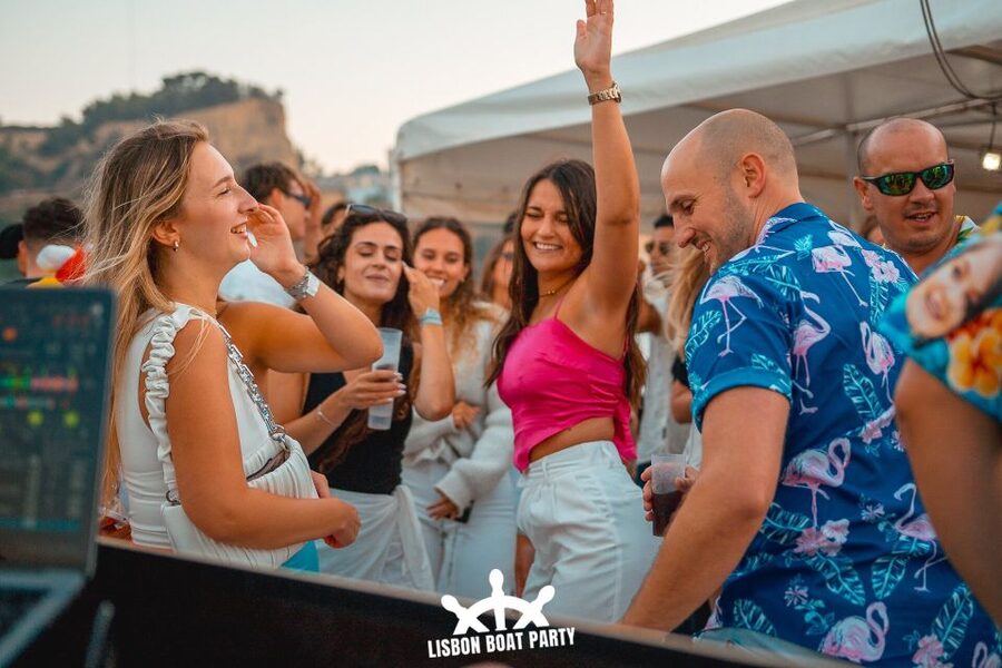 Lisbon: Sunset Boat Party with 2 Drinks and Free Club Entry - Who this Lisbon sunset party suits best