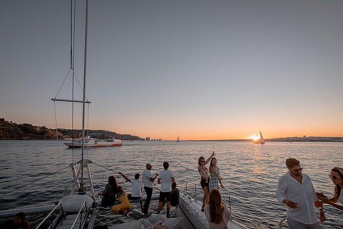 Lisbon: Sunset Catamaran Boat Tour with Music and Drinks - Why Lisbon looks different from the Tagus at sunset