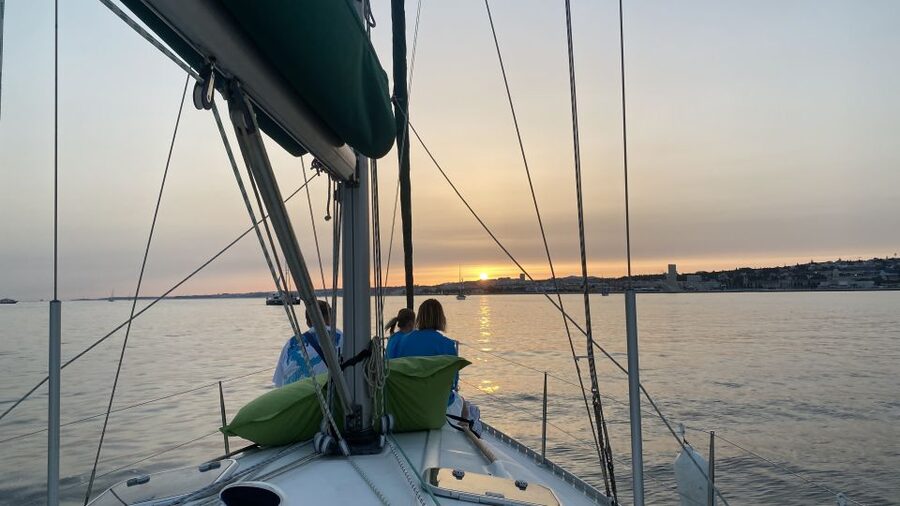 Lisbon: Sunset Cruise on The Tagus River with Welcome Drink - São Jorge Castle, Sé, and the hilltop silhouettes you’ll actually spot