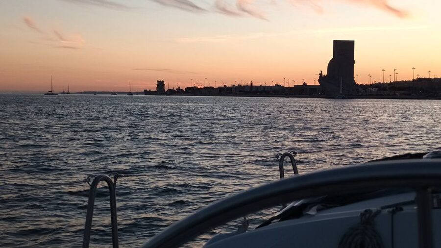 Lisbon: Sunset Cruise on The Tagus River with Welcome Drink - Practical tips for a smoother sunset (and better photos)