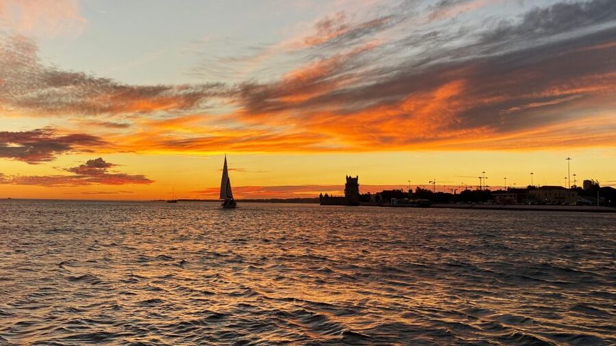 Lisbon: Sunset Cruise with Drinks - Drinks, blankets, and a pace that lets you actually look around