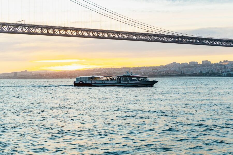 Lisbon: Sunset Cruise with Welcome Drink and Snacks - Praça do Comércio to the 25 de Abril Bridge: your first big photo run