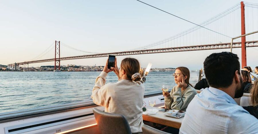 Lisbon: Sunset Cruise with Welcome Drink and Snacks - Getting on board at Estação Ferroviária do Sul e Sueste