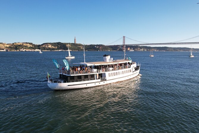 Lisbon: Sunset on board with music & drinks - Quick hits