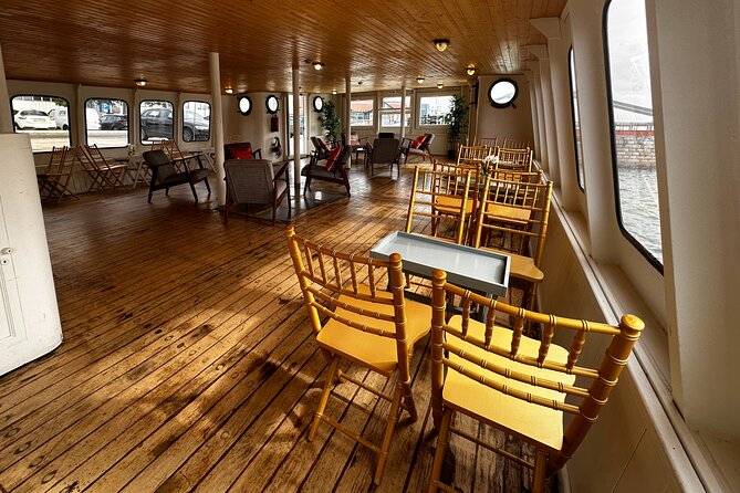 Lisbon: Sunset on board with music & drinks - Timing tips: how to catch sunset without guessing