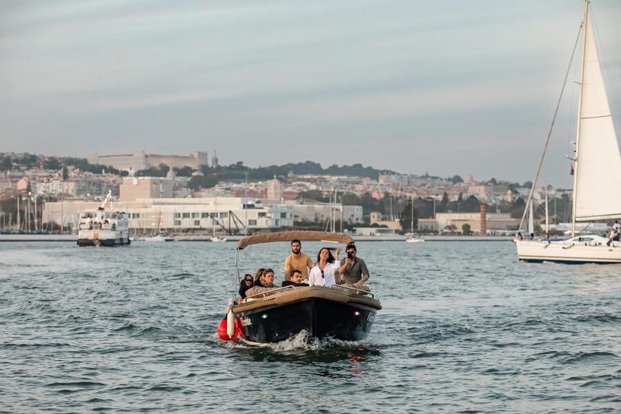 Lisbon – Sunset Porto Tonic Premium Boat Experience - Bugio Lighthouse attempts and dolphin watch: how the crew plays it