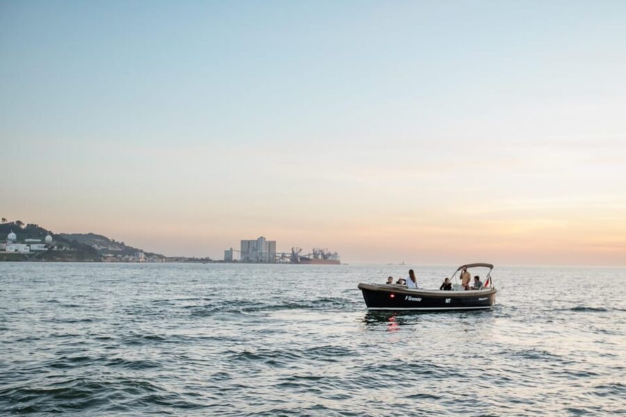 Lisbon – Sunset Porto Tonic Premium Boat Experience - Weather and comfort: how it holds up in rainy winter light