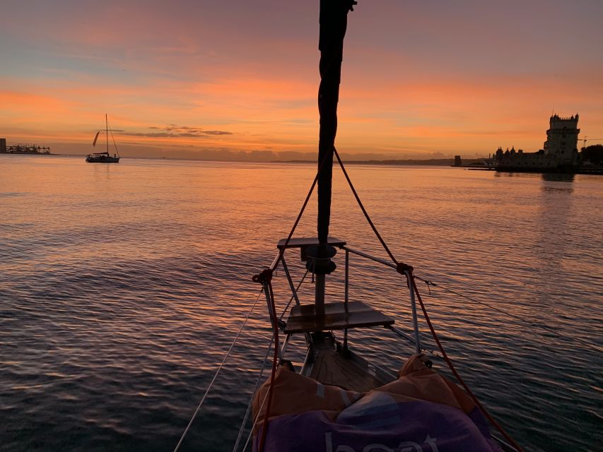 Lisbon: Sunset Sailing Cruise with Wine - The 2-hour sunset flow: what happens during the cruise