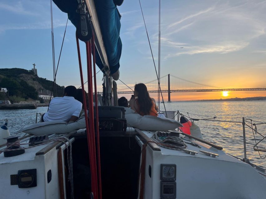 Lisbon Sunset Sensations 2h Cruise - Almada and the city-by-city rhythm of the loop