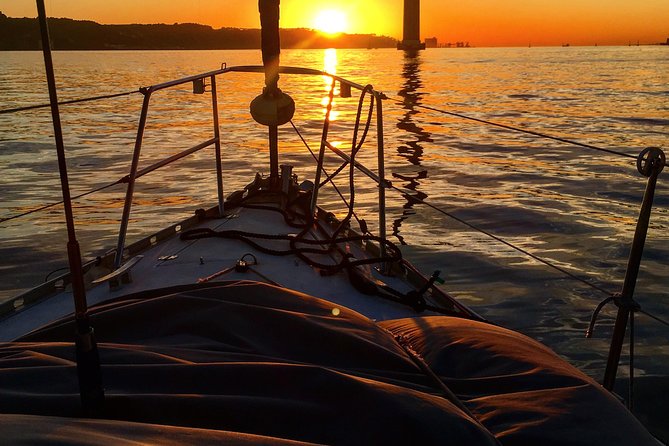Lisbon Sunset Sensations on a Private Sailing Boat with wine&snacks - Wine, snacks, and the on-board feel (including privacy)