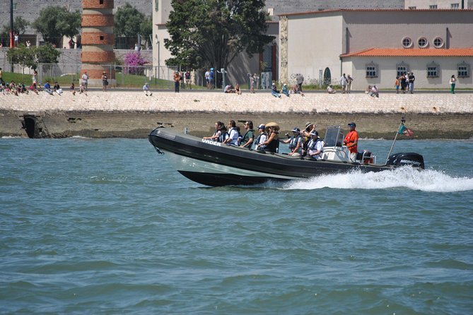 Lisbon Sunset Speedboat Tour - Sunset comfort: bring the right gear for river wind