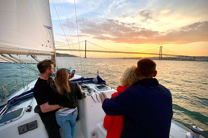 Lisbon: Sunset Tagus River Sailing Tour with Drinks - Almada on the south shore: Cacilhas Lighthouse and Christ the King