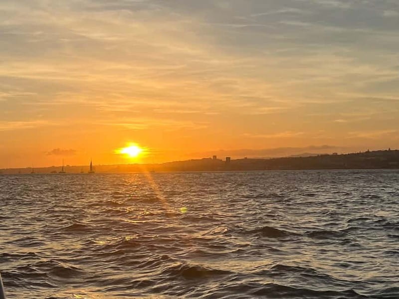 Lisbon: Sunset Tour on a Cozy Boat - The 2-hour plan: what you’ll actually do