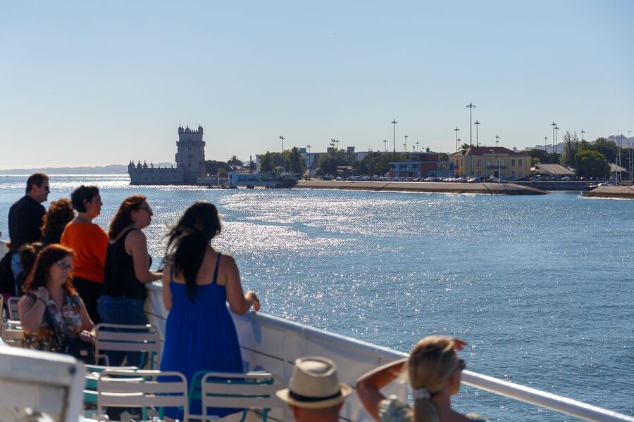 Lisbon: Tagus River Cruise with Welcome Drink - What You’ll See First: Commerce Square and the River Entrance