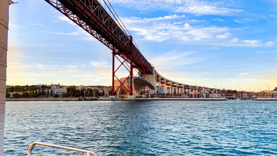Lisbon: Tagus River Private 2-Hour Cruise - Museum of Art, Architecture and Technology to the 25 de Abril Bridge