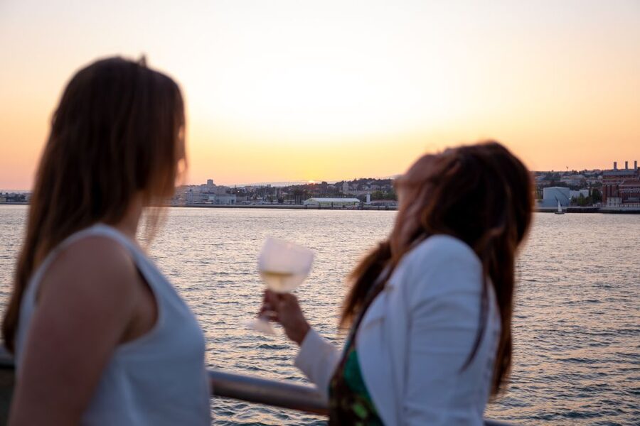 Lisbon: Tagus River Sunset Tour with Snacks and Drink - Finding Blue Cruises at Estação Fluvial Sul e Sueste (Counter 3)