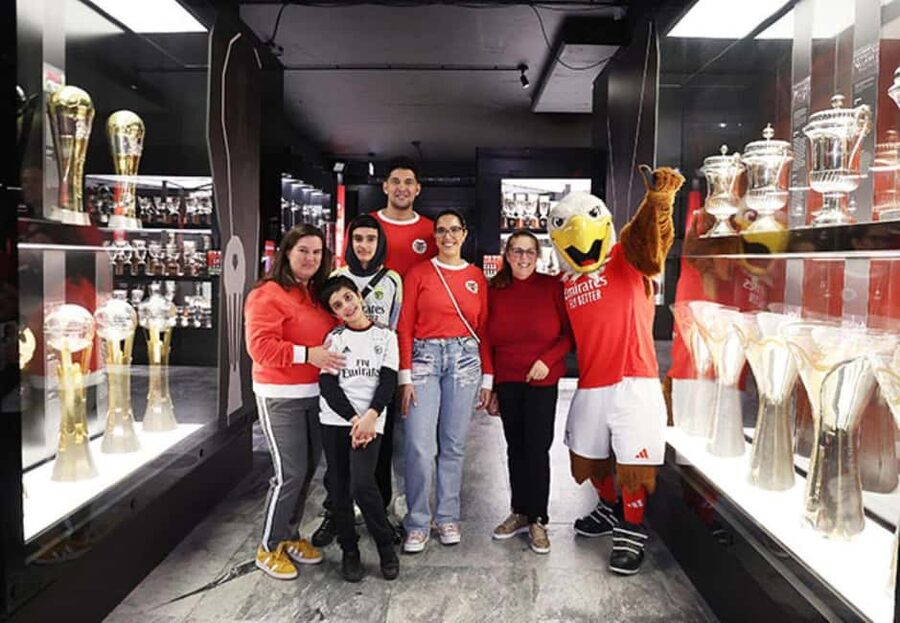 Lisbon: Ticket for a visit to Estádio da Luz + Museum - SLB Scarf Included: A Small Souvenir With Real Value