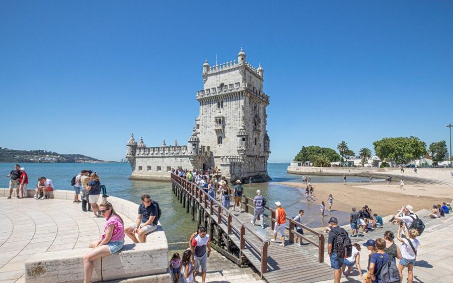 Lisbon to Porto with Óbidos-Nazaré-Fátima-Coimbra-Aveiro - Óbidos: Medieval Walls, White Houses, and a Castle Above