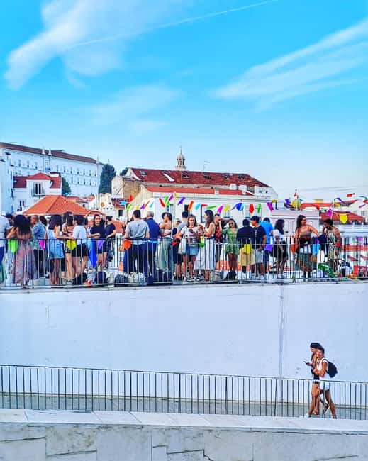 Lisbon Tour: Walled City, Alfama & Viewpoints - Getting Oriented in Praça do Comércio (Before Alfama Steals the Show)