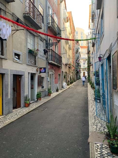 Lisbon TukTuk Tour - Smooth & Fun - Best Instagram Spots - Magic tricks and guide energy: what the performance adds to the ride