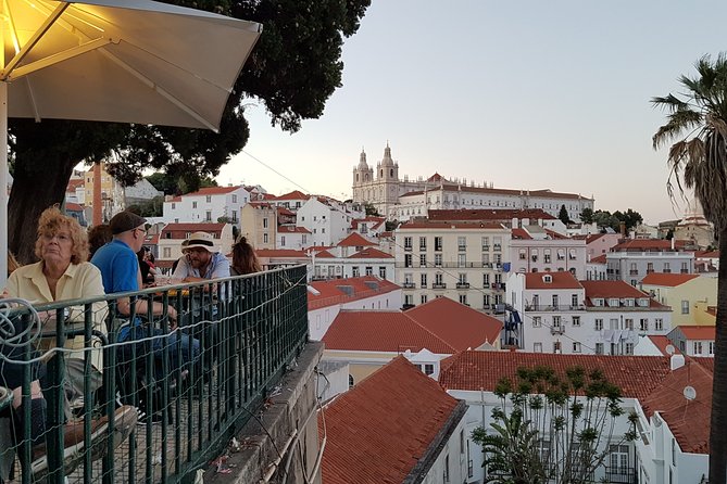 Lisbon Viewpoints Tuk Tuk Tour - The guide experience: quick context, friendly explanations, and questions on the move