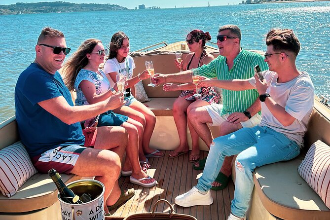 Lisbon – Vinho Verde Wine Premium Boat Experience - Alfama and São Jorge Castle: spotting the oldest streets without climbing