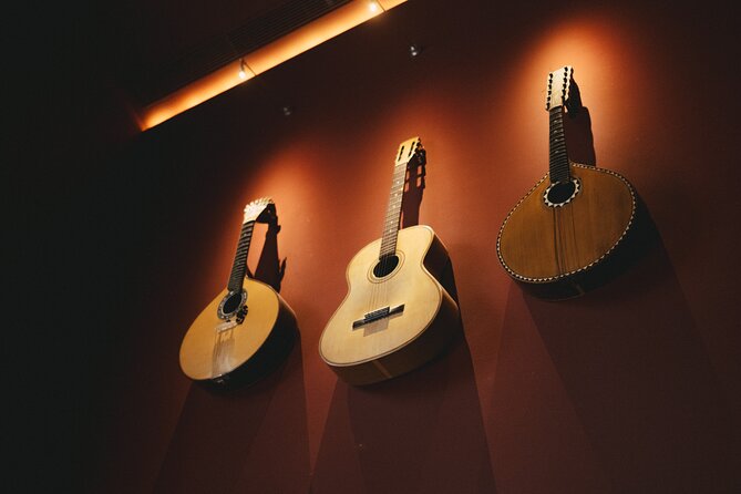 Mesa de Frades Dinner in Lisbon Fado Show Portuguese Live Music - The Fado show format: singers, guitar sets, and that close-up emotion