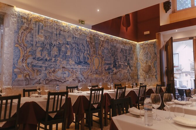 Mesa de Frades Dinner in Lisbon Fado Show Portuguese Live Music - Getting there in Lisbon: narrow streets and a smart drop-off plan