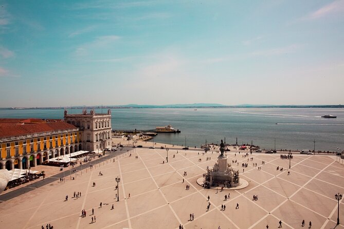 Mon Ami Burguês - Lisbon City Center Private Tuk Tuk Tour - Iglesia do Carmo: starting the route with a historic anchor