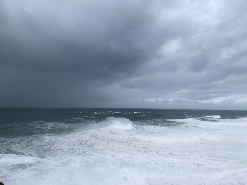Nazaré: Big Wave Capital & Medieval Óbidos tour from Lisbon - Lunch and free time in Nazaré: how to use the 1.5 hours
