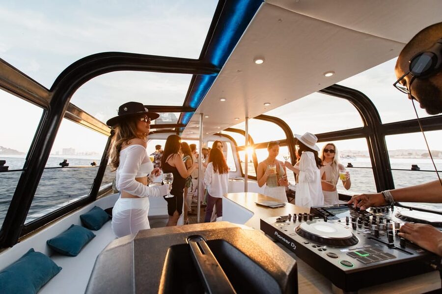 New Year’s Eve Luxury Boat – DJ, Buffet & Open Bar - Price and value: why $293 can make sense on New Year’s Eve