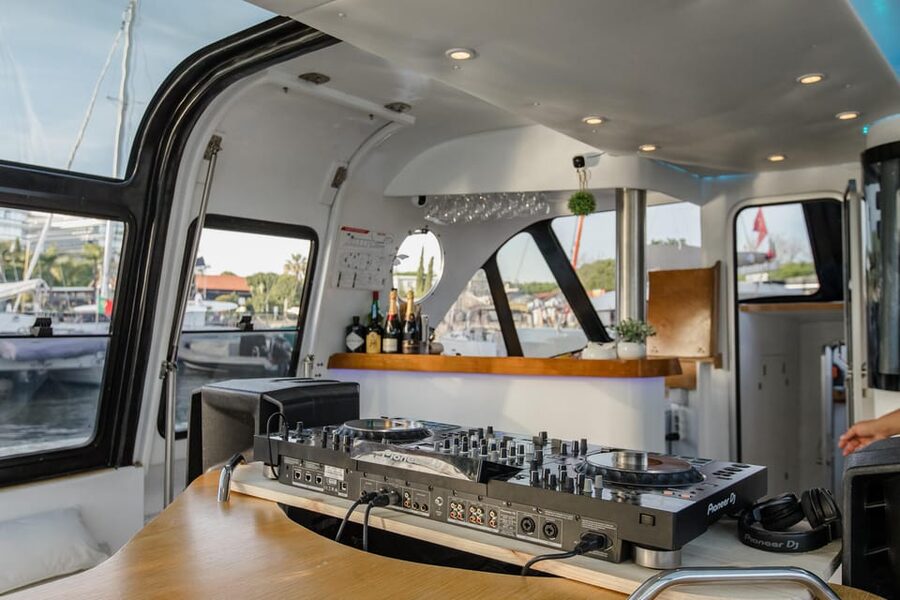 New Year’s Eve Luxury Boat – DJ, Buffet & Open Bar - Should you book it for New Year’s Eve in Lisbon?