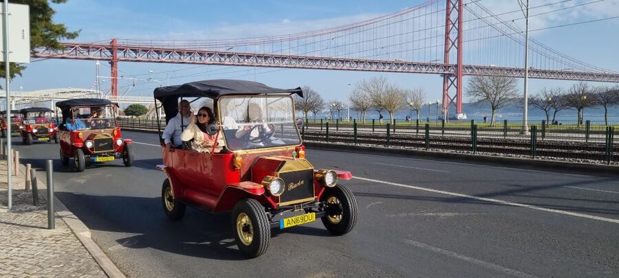 Nostalgic Lisbon Tuk Tuk Tour: Hidden Gems - Riding through Lisbon’s old layers, one turn at a time
