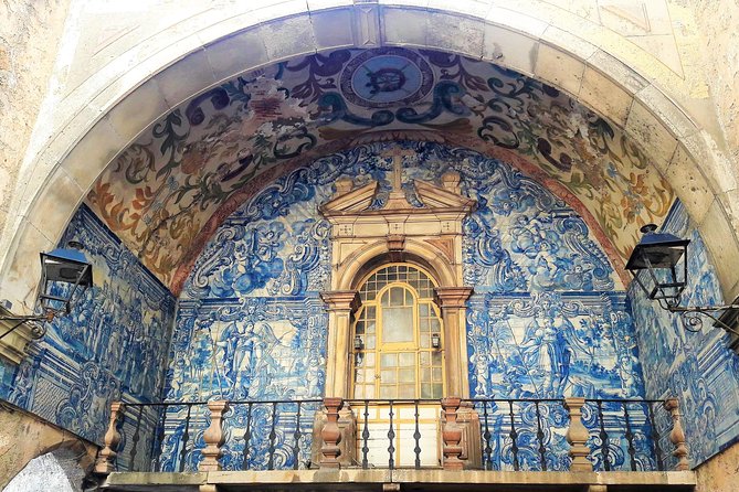 Obidos Medieval Village World Heritage Private Tour - Farol da Nazaré: classic fishing-village atmosphere in a short stop
